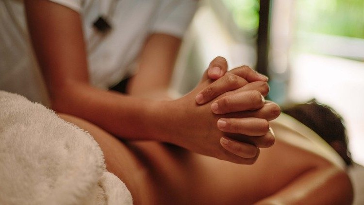 le massage deep-tissue est particulièrement efficace sur les douleurs